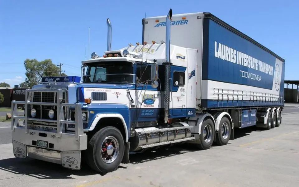 Dlaczego krajowe ciężarówki nie kierują rur wydechowych do góry?